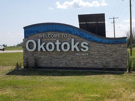Welcome to Okotoks sign, gateway to Okotoks neighbourhoods